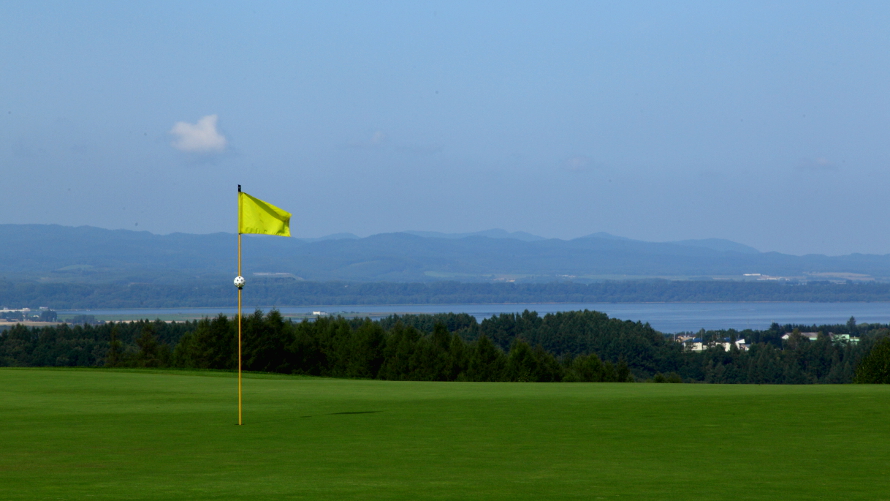 網走湖を望む丘の上に広がる18ホール。ふたり乗りゴルフカーで快適なセルフプレーをご満喫ください。