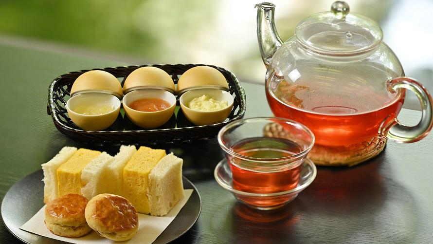 宇治の平飼い卵を使用した、「日本料理 宝ヶ池」特製だし巻きの生食パンサンドとロンネフェルトの紅茶をお楽しみください。