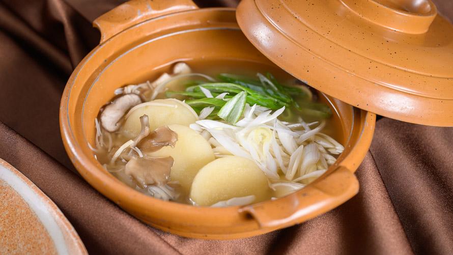 北海道産きのこと芋もちのきのこ汁