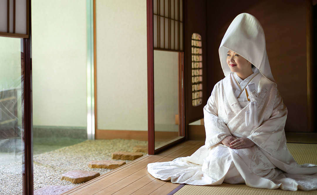 綿帽子をそっと整える姿や、畳のお部屋で静かに座る姿には、凛とした美しさとやさしさが宿ります。