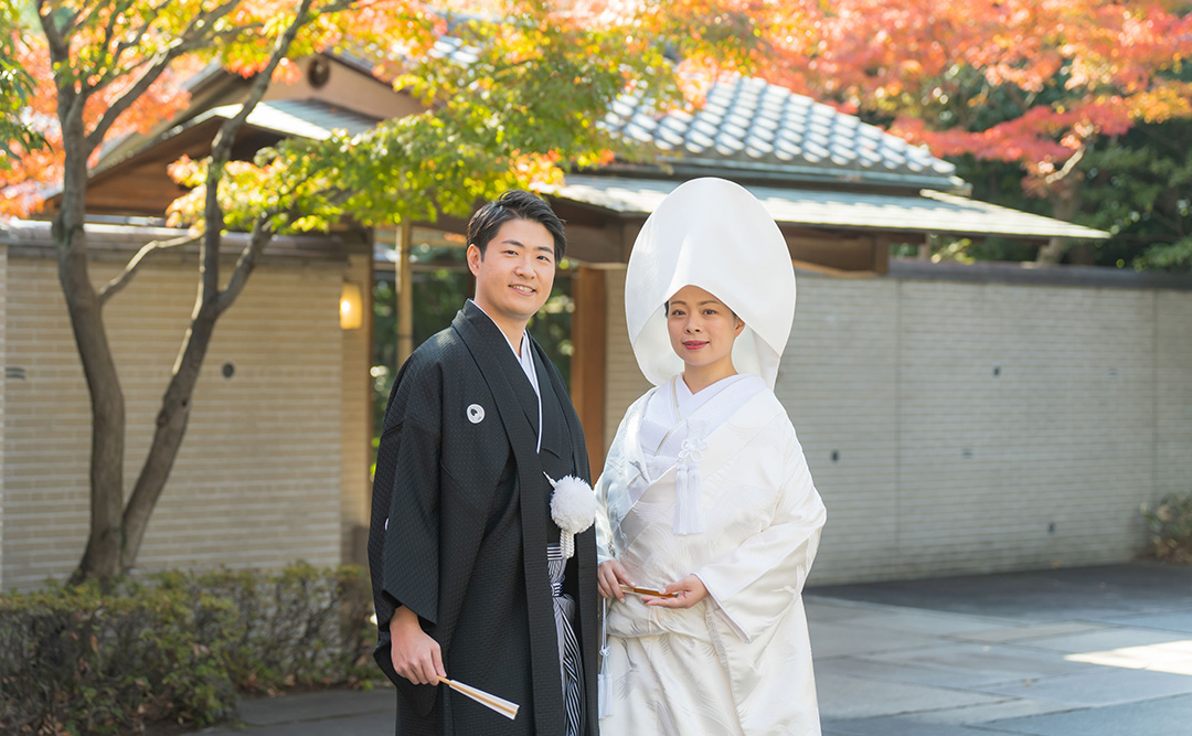 紅葉の前でおふたりの始まりを祝福する特別な1枚を撮影。