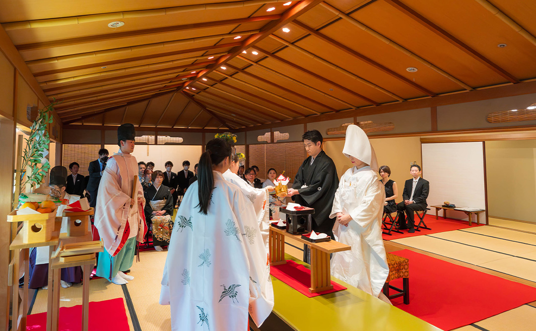 水のせせらぎが包み込む由緒ある清流で、厳かに執り行われた神前式。
