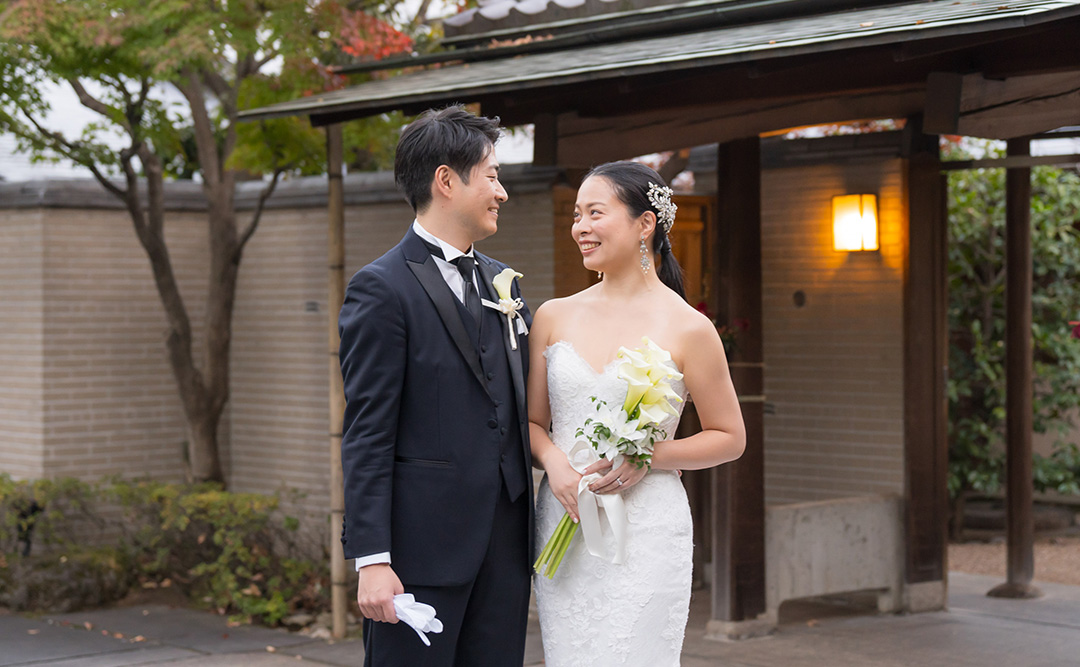 穏やかな幸せとこれから始まる新たな人生への希望が感じられます。