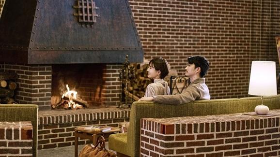 ロビーの暖炉であたたまる夫婦