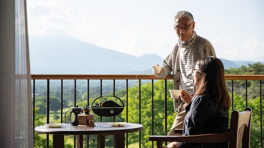 浅間山を望むテラス付きの客室でごゆっくりお過ごしください