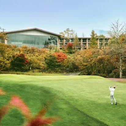ホテル隣接の軽井沢 浅間ゴルフコース。