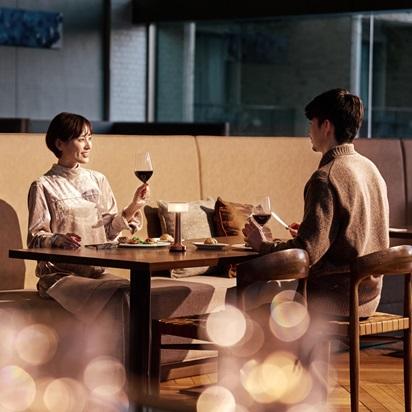 暖炉の前で寄り添う夫婦