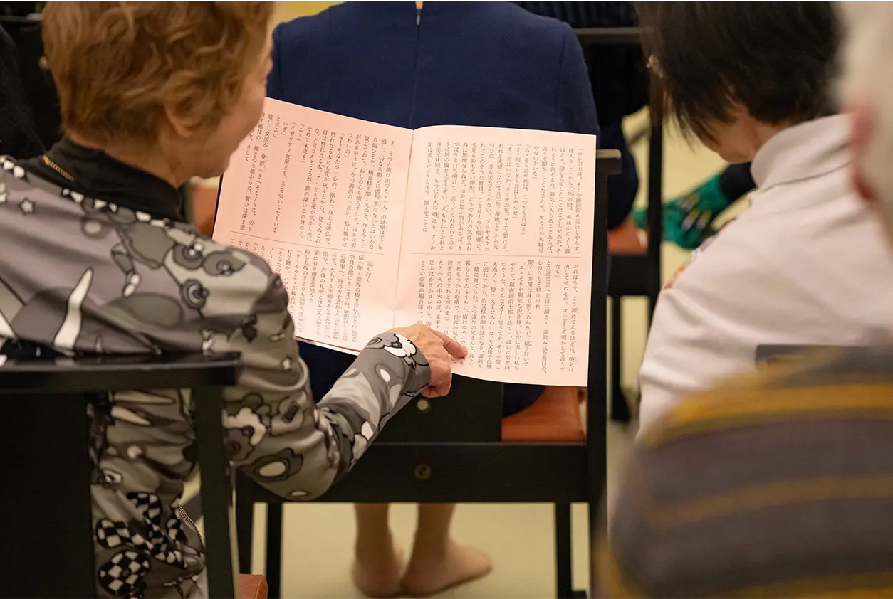 Special Bunraku performance staged with the artwork Hou-kou by Sayoko Eri, a kirikane artist and Living National Treasure