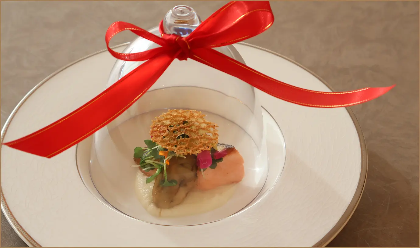 瞬間スモーク ノルウェーサーモンと牡蠣のヴァプール シャンパンソース