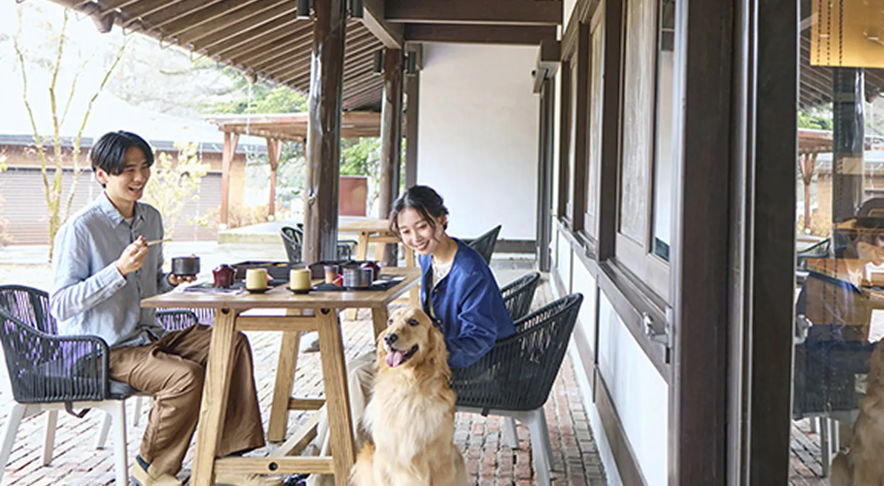 テラス席でワンちゃんと一緒に朝食