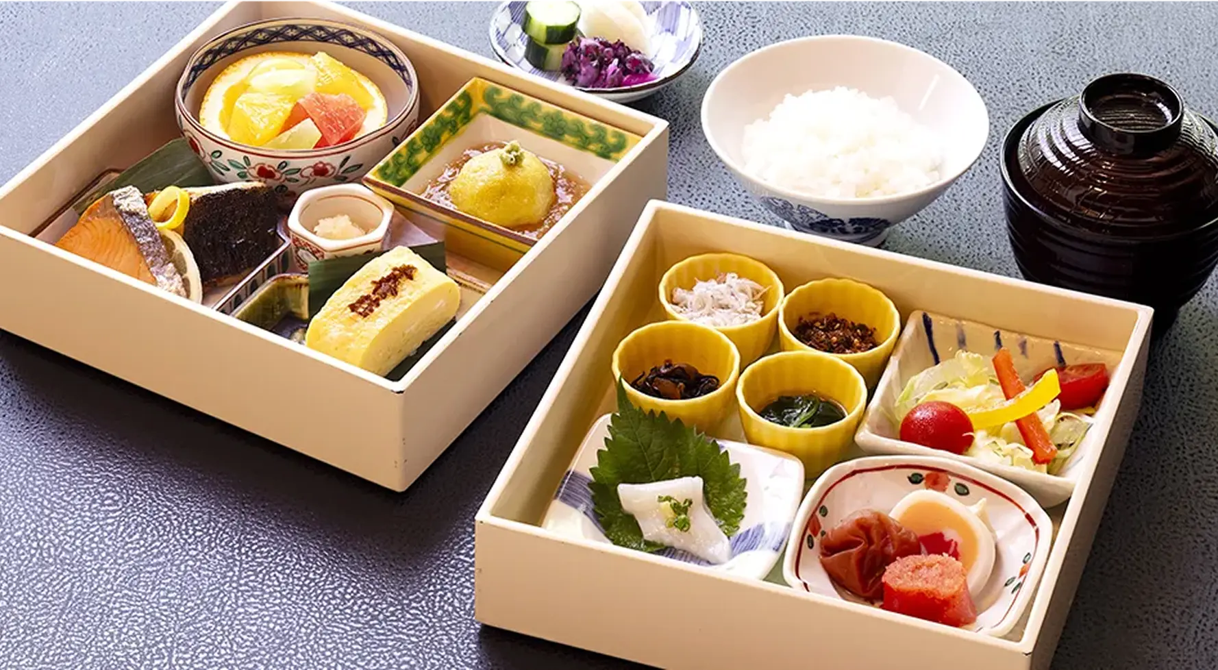 和弁当の朝食をお部屋にお届け