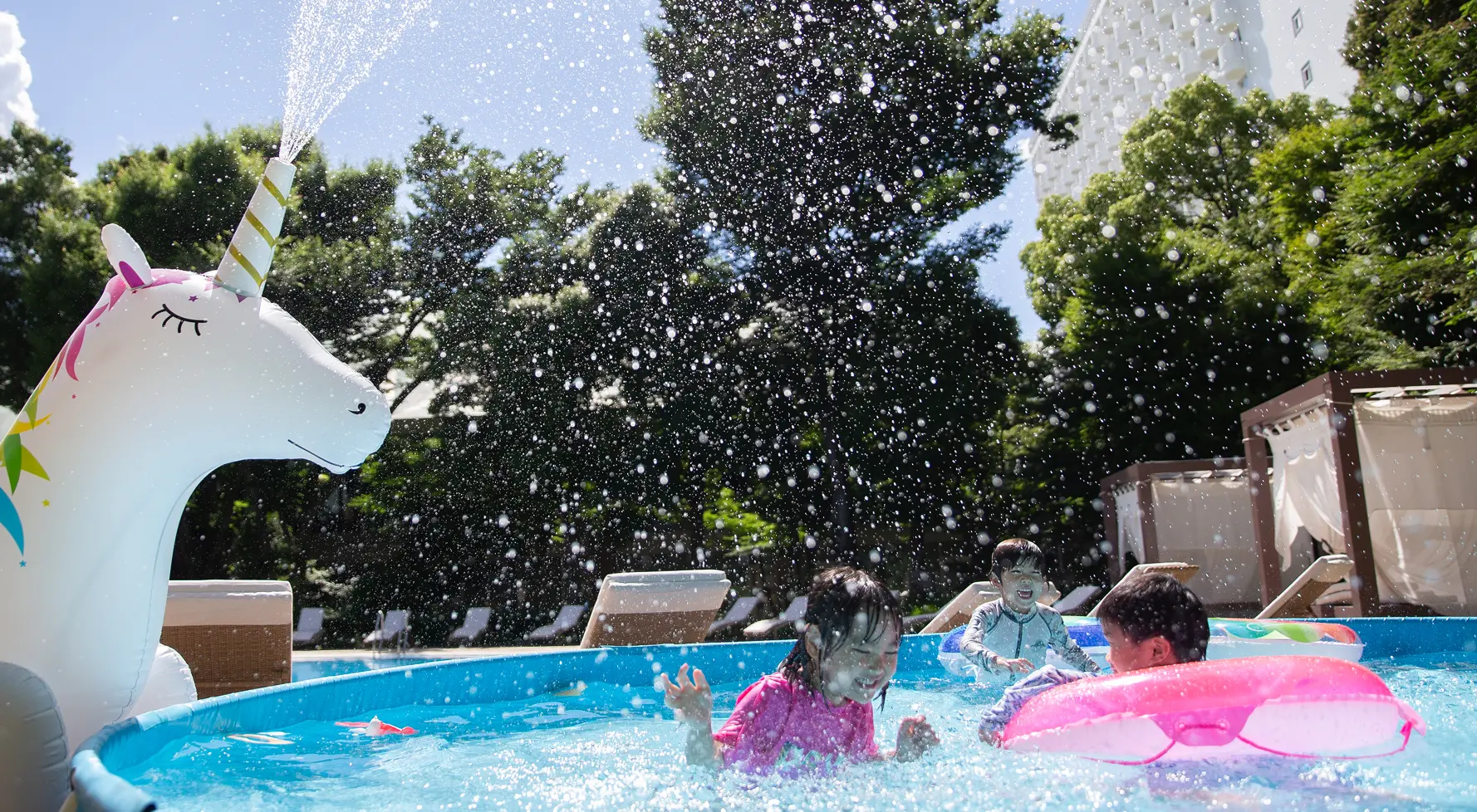 ご宿泊なら、日差しのやわらぐ朝夕に、のびのび水あそびを楽しめる