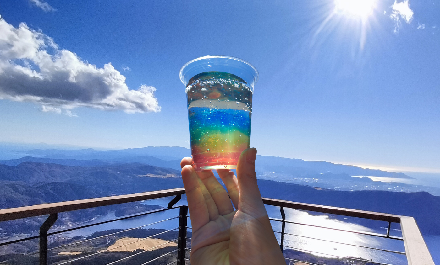 期間限定の記念ドリンクは山頂の澄んだ空とピアノの音色の出会いを表現