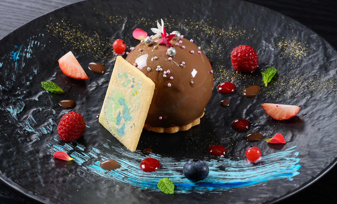 LovePiano2号機の幻想的な雰囲気と、富良野の星空をイメージした美しいオリジナルスイーツ