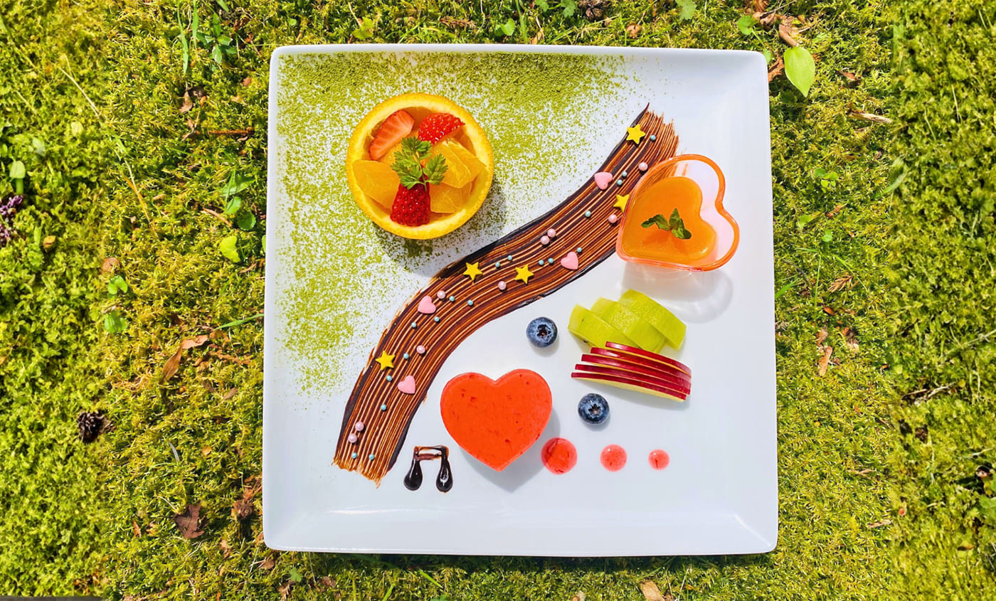 期間限定の記念スイーツは、ゴルフ場の美しいフェアウェイとピアノの鍵盤から流れ出る心地良い旋律をイメージ