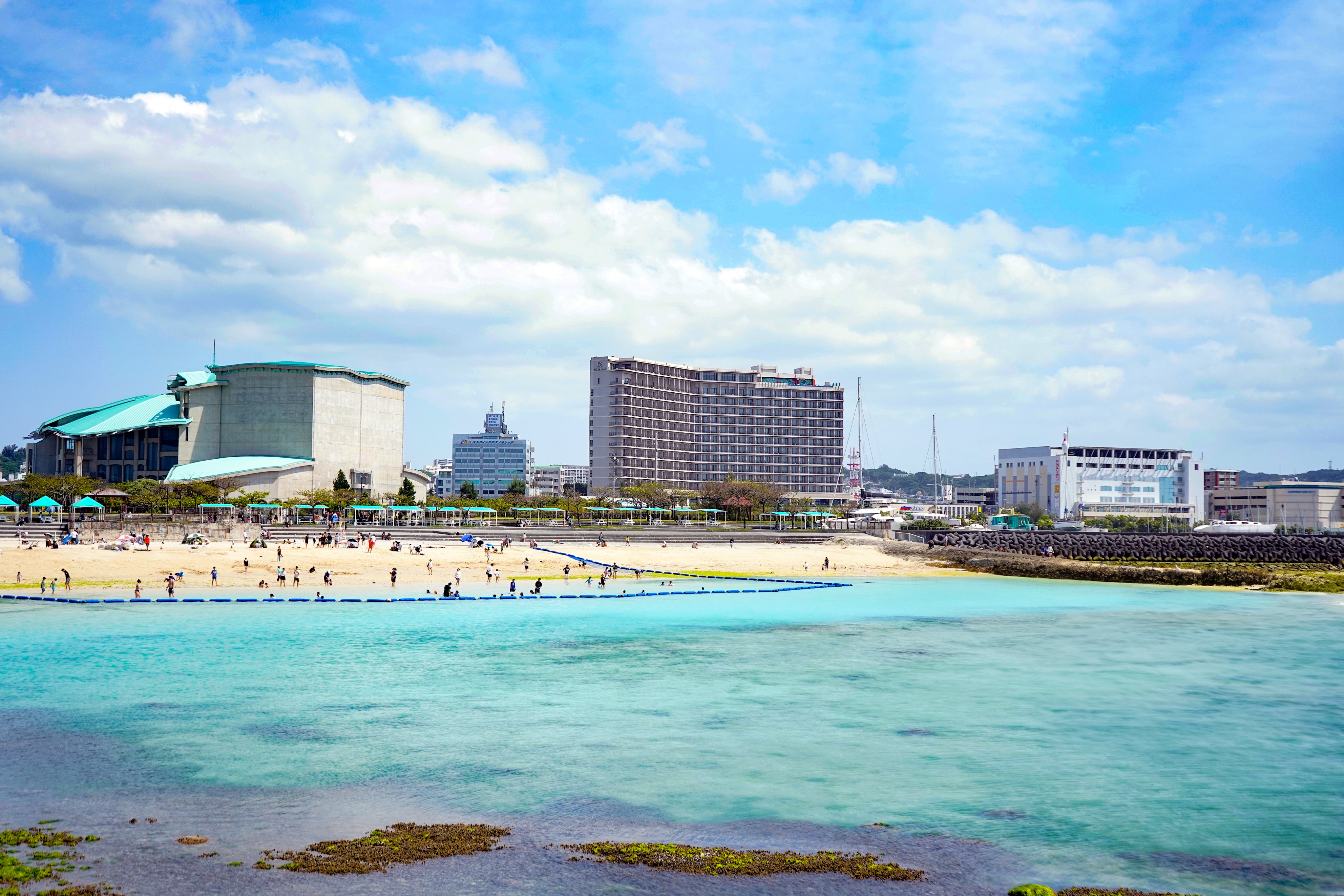 沖縄リゾートホテル外観・海