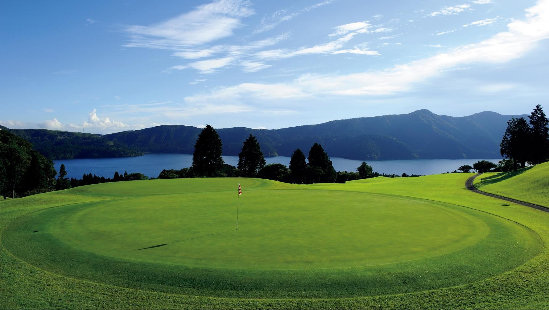 箱根園ゴルフ場は芦ノ湖畔にあり富士山を望む景勝地にあります。