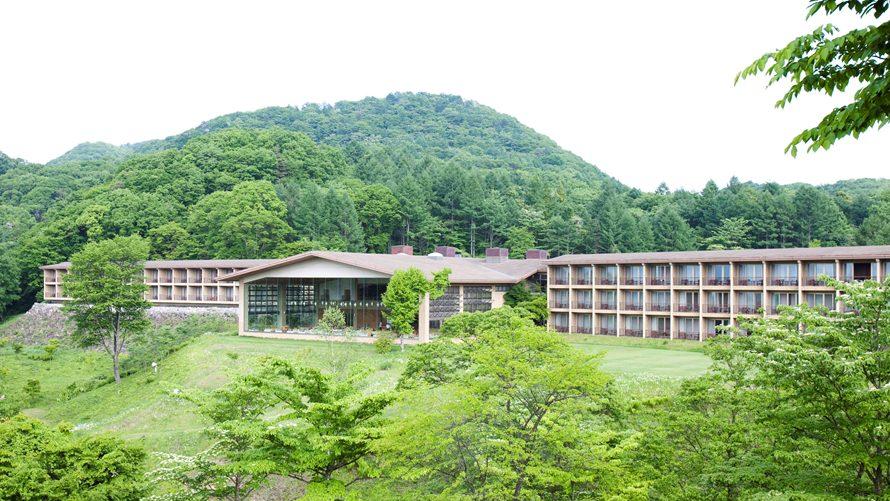 正面に雄大な浅間山を望む絶好のロケーション。2サム専用の軽井沢浅間ゴルフコースを併設し軽井沢72ゴルフに一番近いホテルです。