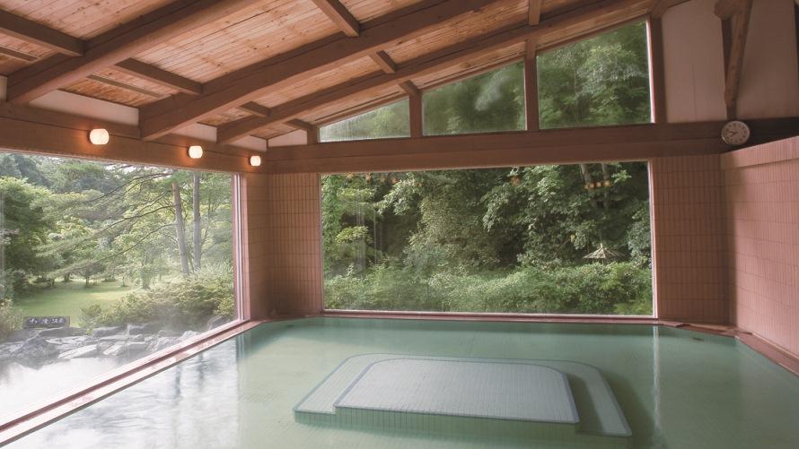 [ゴルフ場からのアクセス：車で平常時15分] 日本庭園の露天風呂でのんびりとお過ごしいただけます。男女それぞれに内風呂、屋根付き露天風呂をご用意しております。