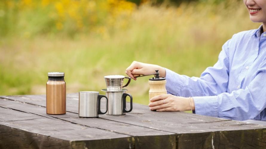 函館大沼プリンスホテルの敷地内にある森のさんぽ道で、コーヒーを淹れている様子