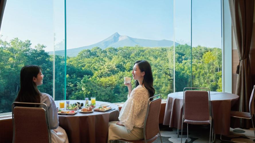 函館大沼プリンスホテルで駒ケ岳を背景に朝食を食べている様子
