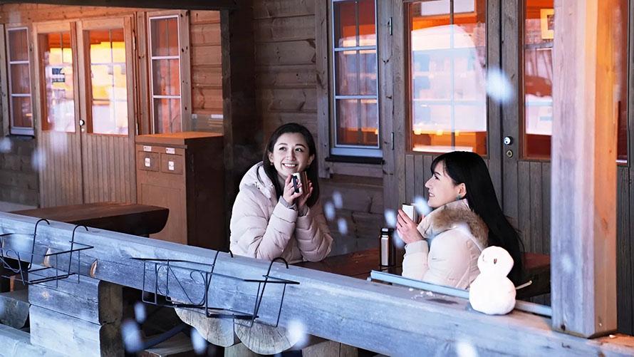 函館大沼プリンスホテルの敷地内にある森のさんぽ道で、コーヒーを淹れている様子