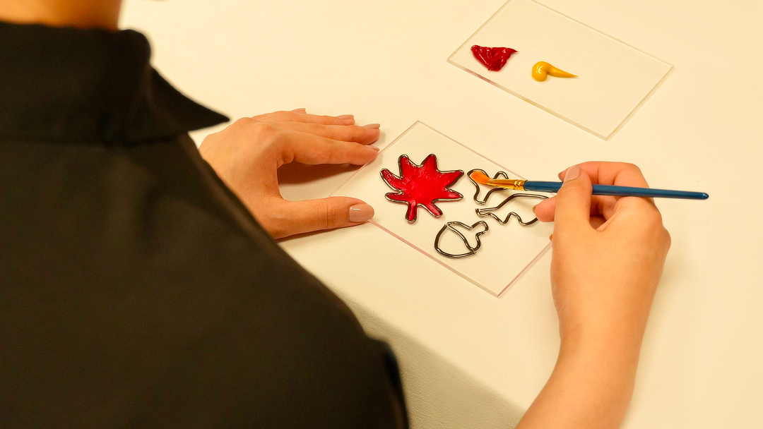 役目を終えたアクリルパーテーションを再利用したアクリルアート体験