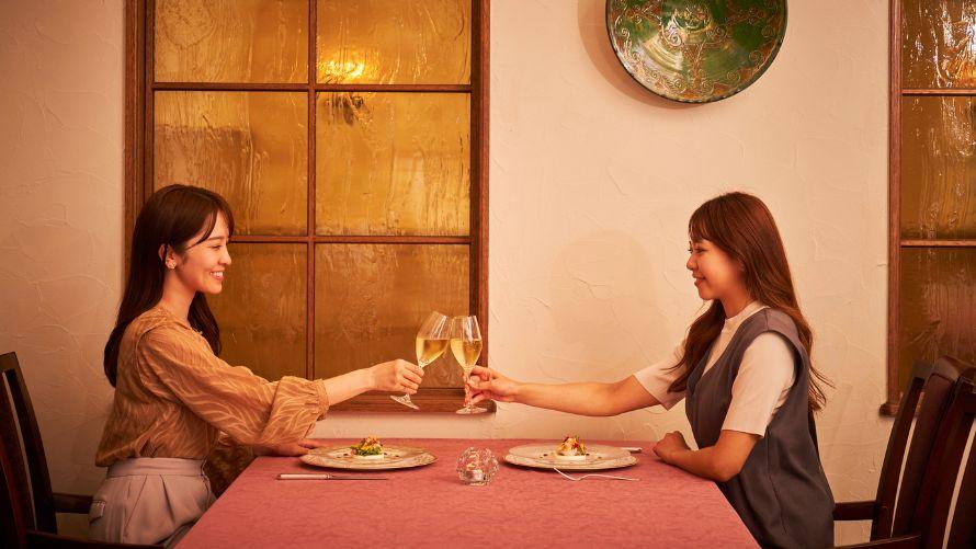 女性2人が食事をしている様子。