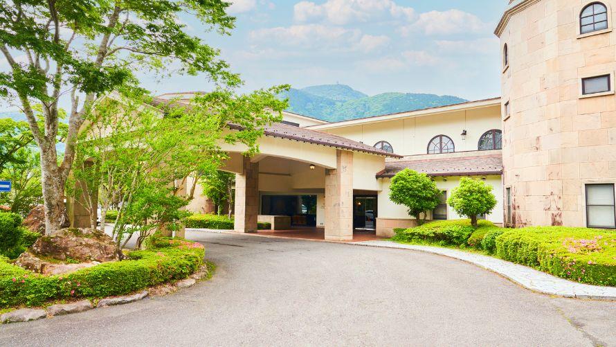 秋のホテル外観