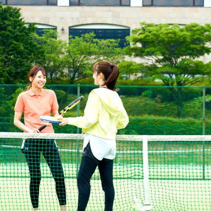 砂入り人工芝のテニスコートを４面ご用意。