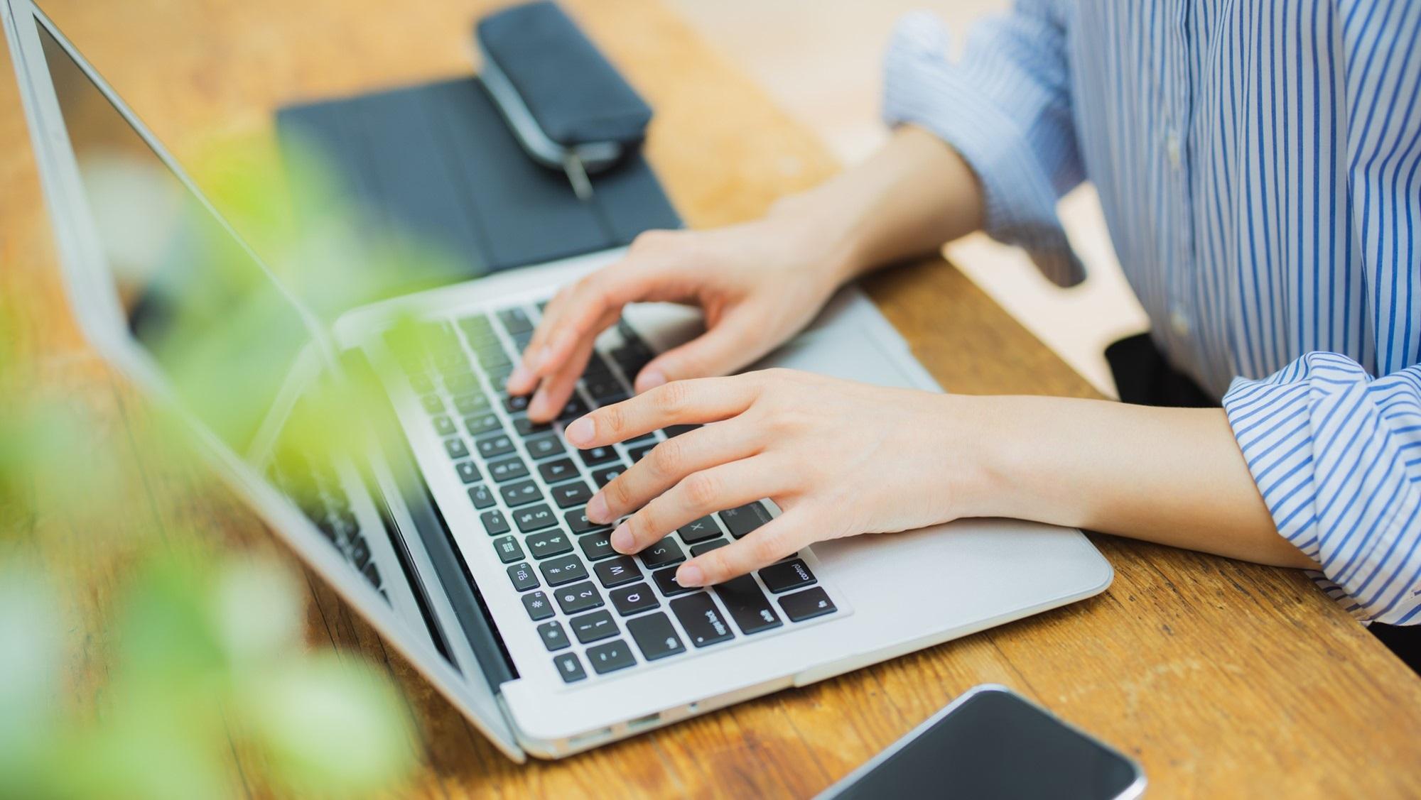 グランドプリンスホテル広島の敷地内平面駐車場に車が駐車している