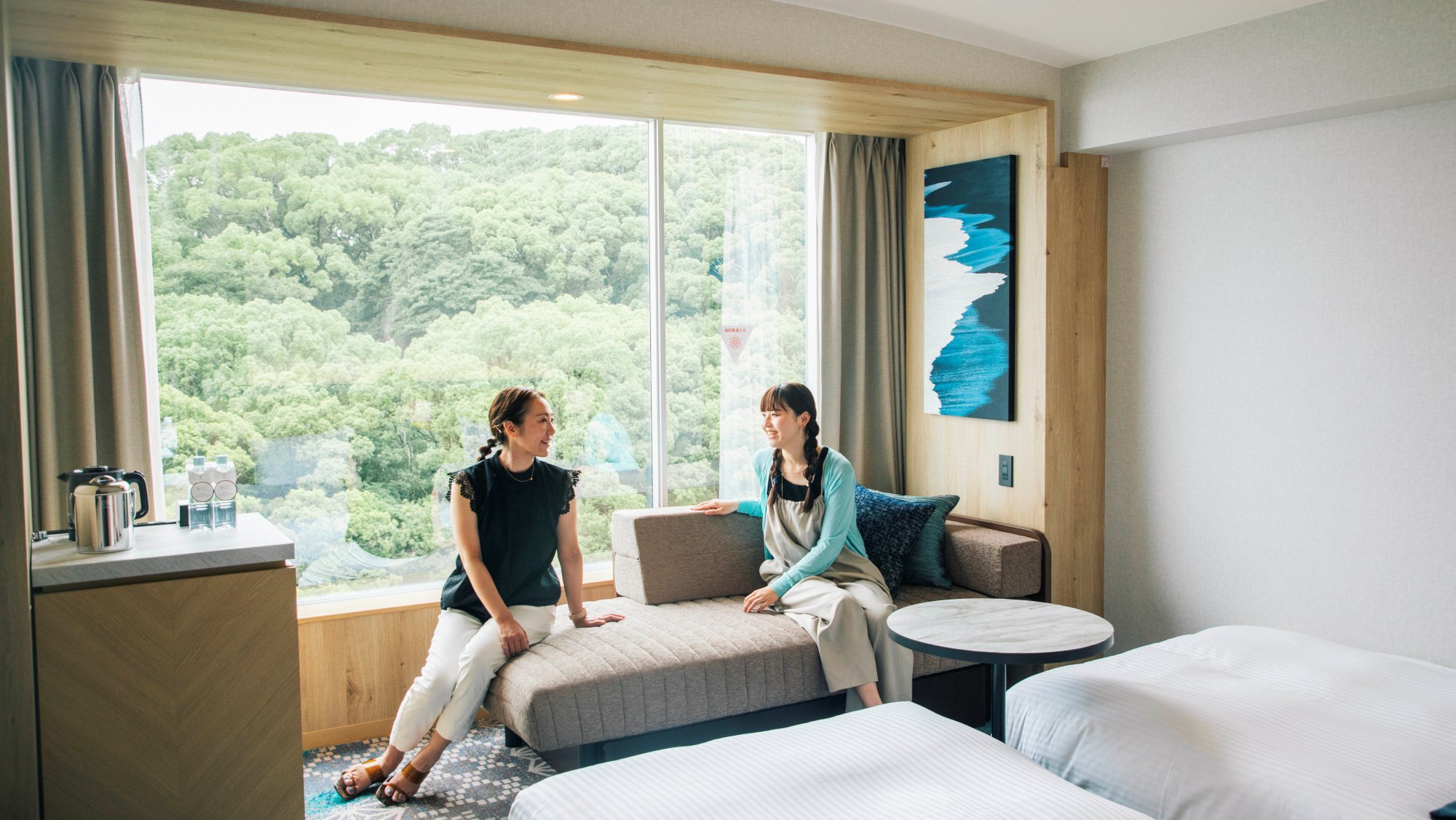 女性が客室で談笑している