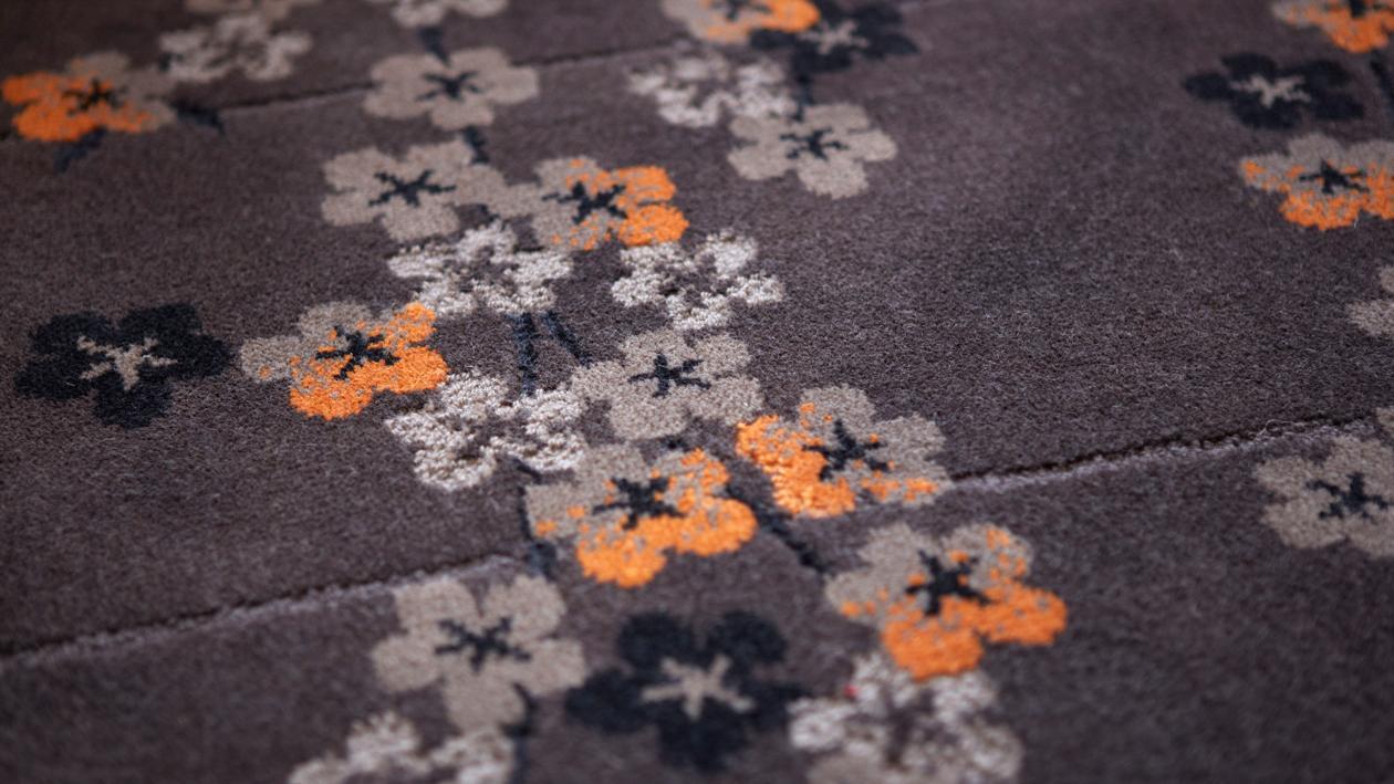 ザ・プリンス さくらタワー東京客室の絨毯のデザイン「桜花転生図」。