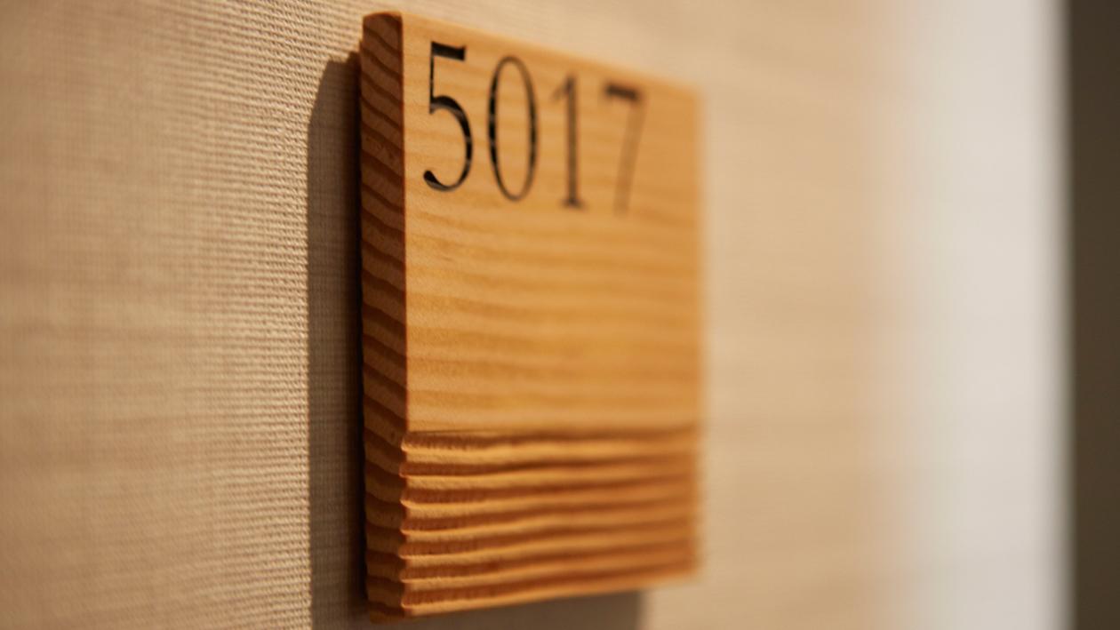 ザ・プリンス さくらタワー東京客室の「浮造り（うづくり）加工」のルームナンバーサイン