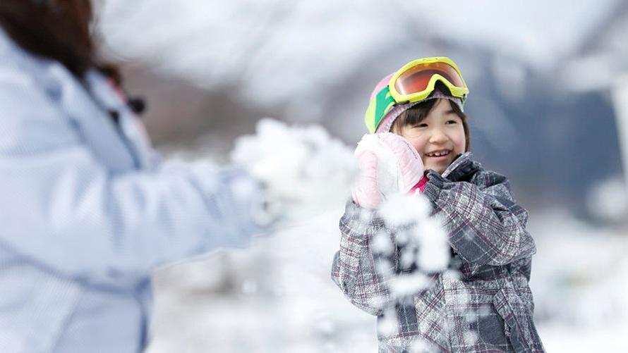 子供が雪で遊んでいる