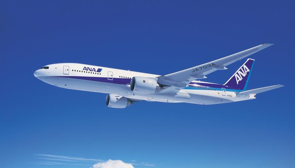 ANAの飛行機が飛んでいる様子