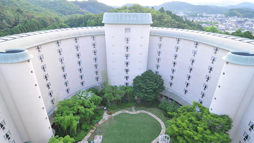 “ザ・プリンス 京都宝ヶ池”　ホテル外観と中庭