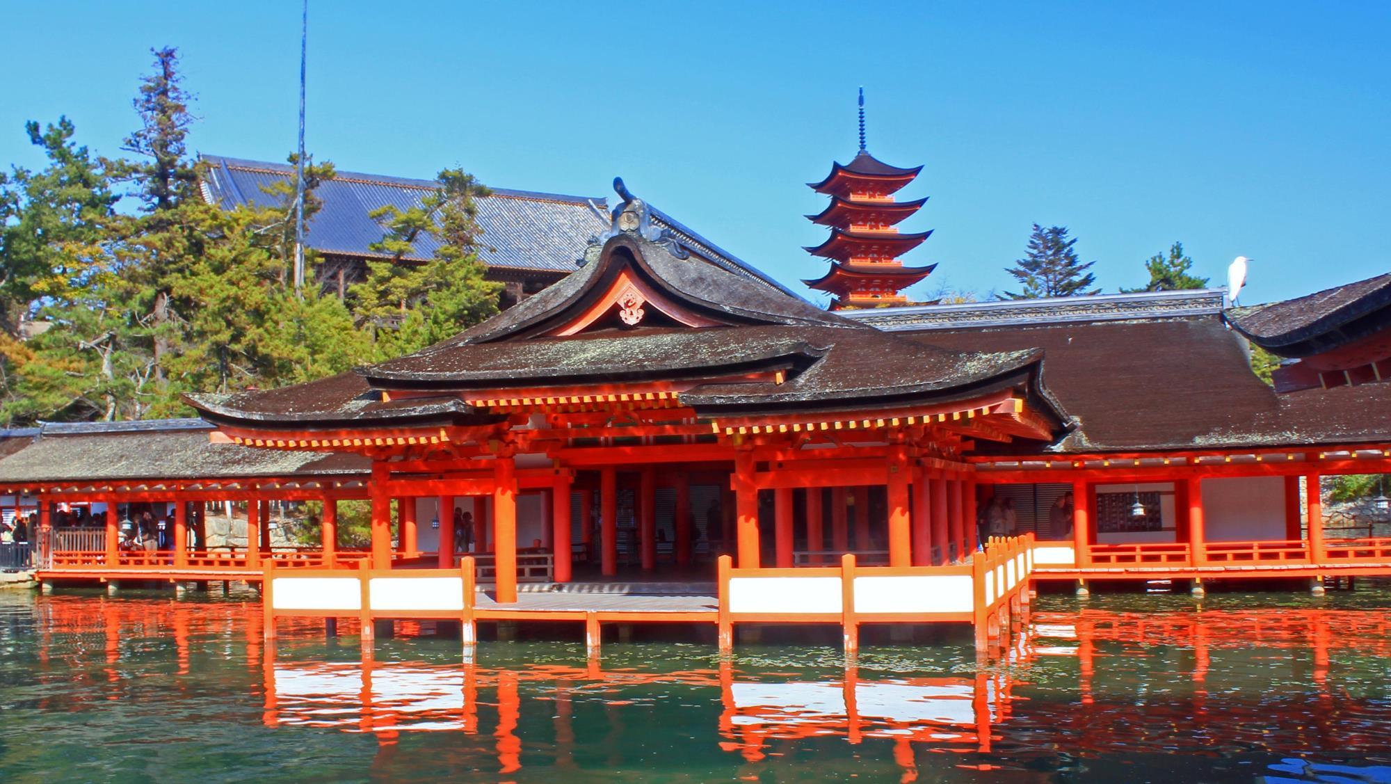 海の青に映える朱塗りの社殿は、潮が満ちるとまるで海に浮かんでいるよう。 世界文化遺産でもある厳島神社でまずは参拝を。