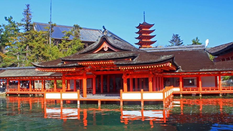 世界遺産「嚴島神社」の社殿は、潮の満ち引きによって表情を変え、何度見ても見飽きません。