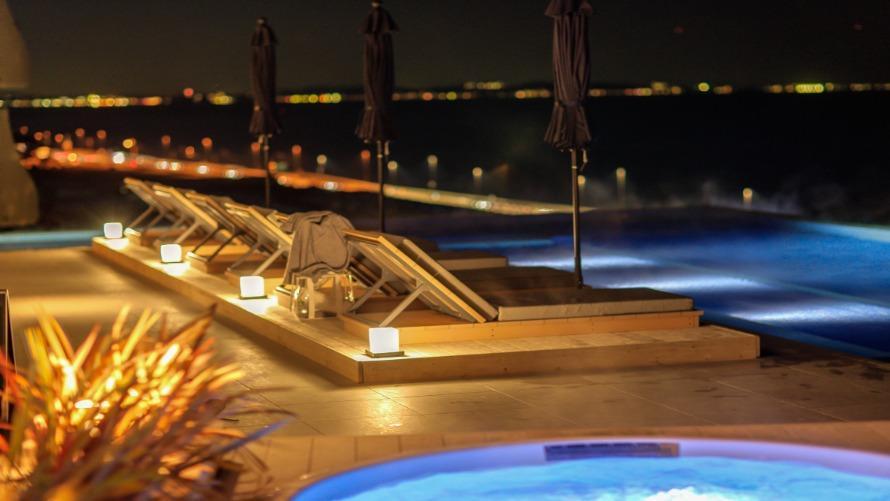 大磯プリンスホテルにある夜のインフィニティプールのイメージ