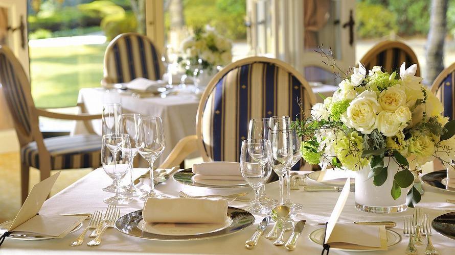 グランドプリンスホテル高輪 1Fにあるフランス料理、「ル・トリアノン」の客席。