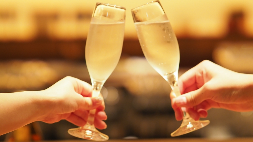スパークリングワインで乾杯の画像