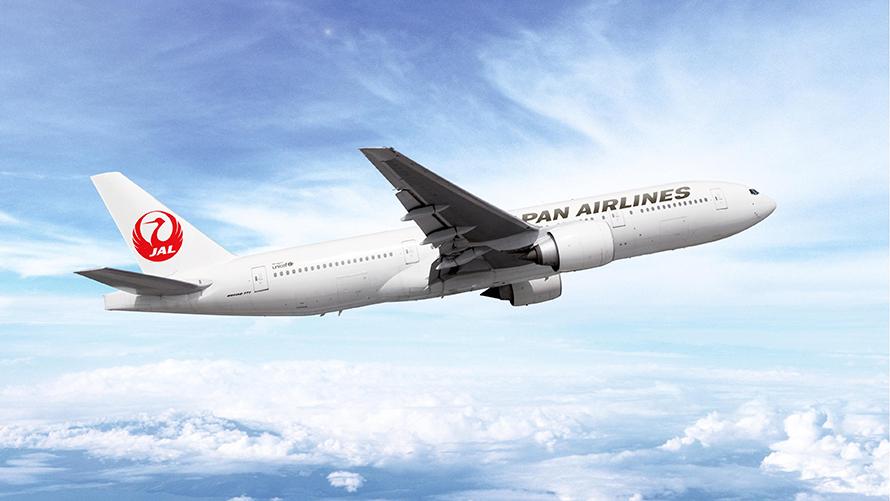 JALの飛行機が上空を飛行している