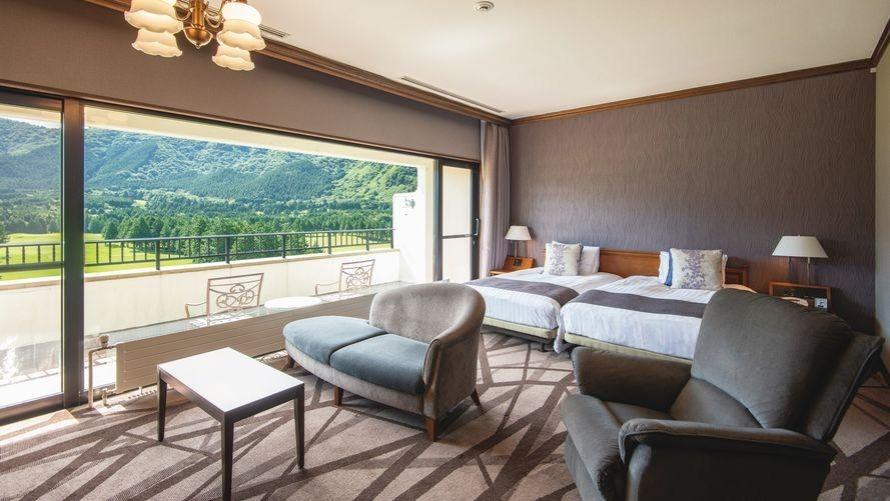ゴルフ場と箱根外輪山を望む客室