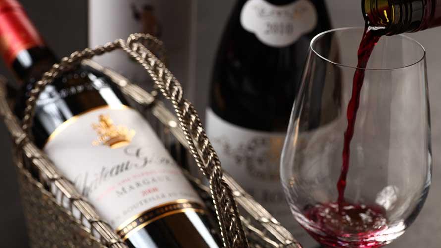 函館大沼プリンスホテルにてワインを注いでいる様子