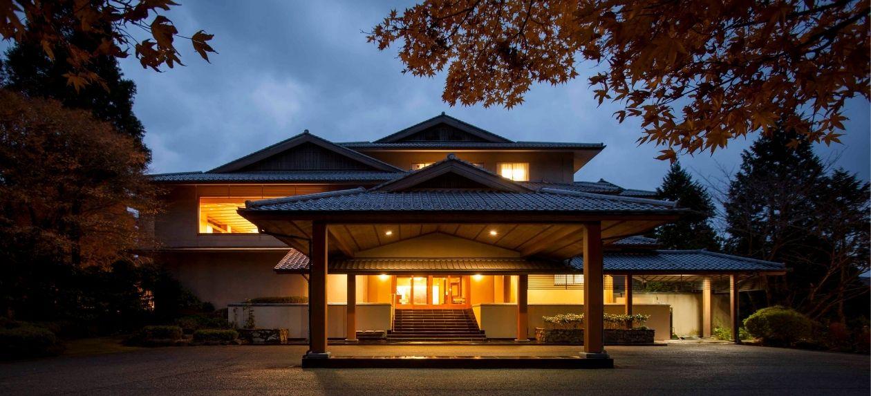 夜の正面玄関イメージ