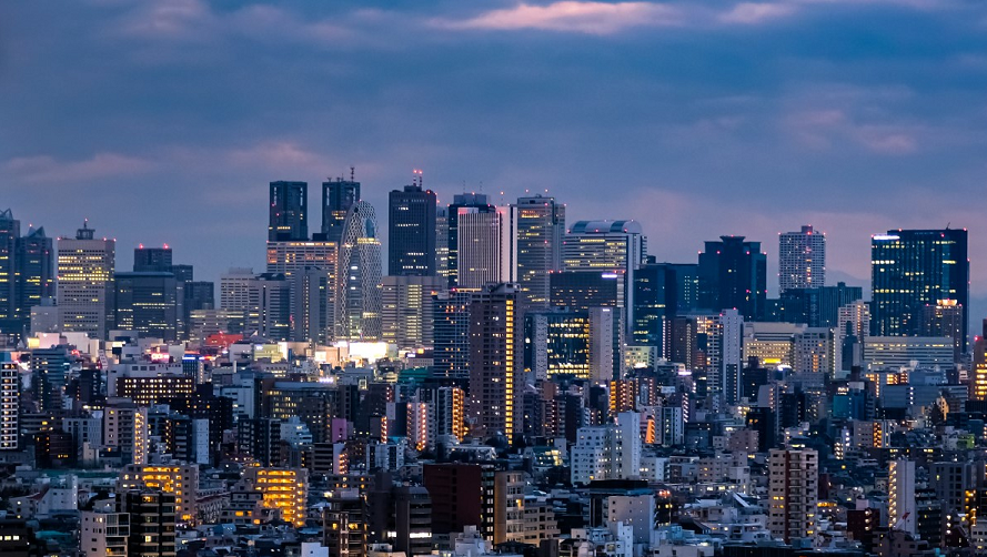 都会の灯りが、夜をそっと彩る