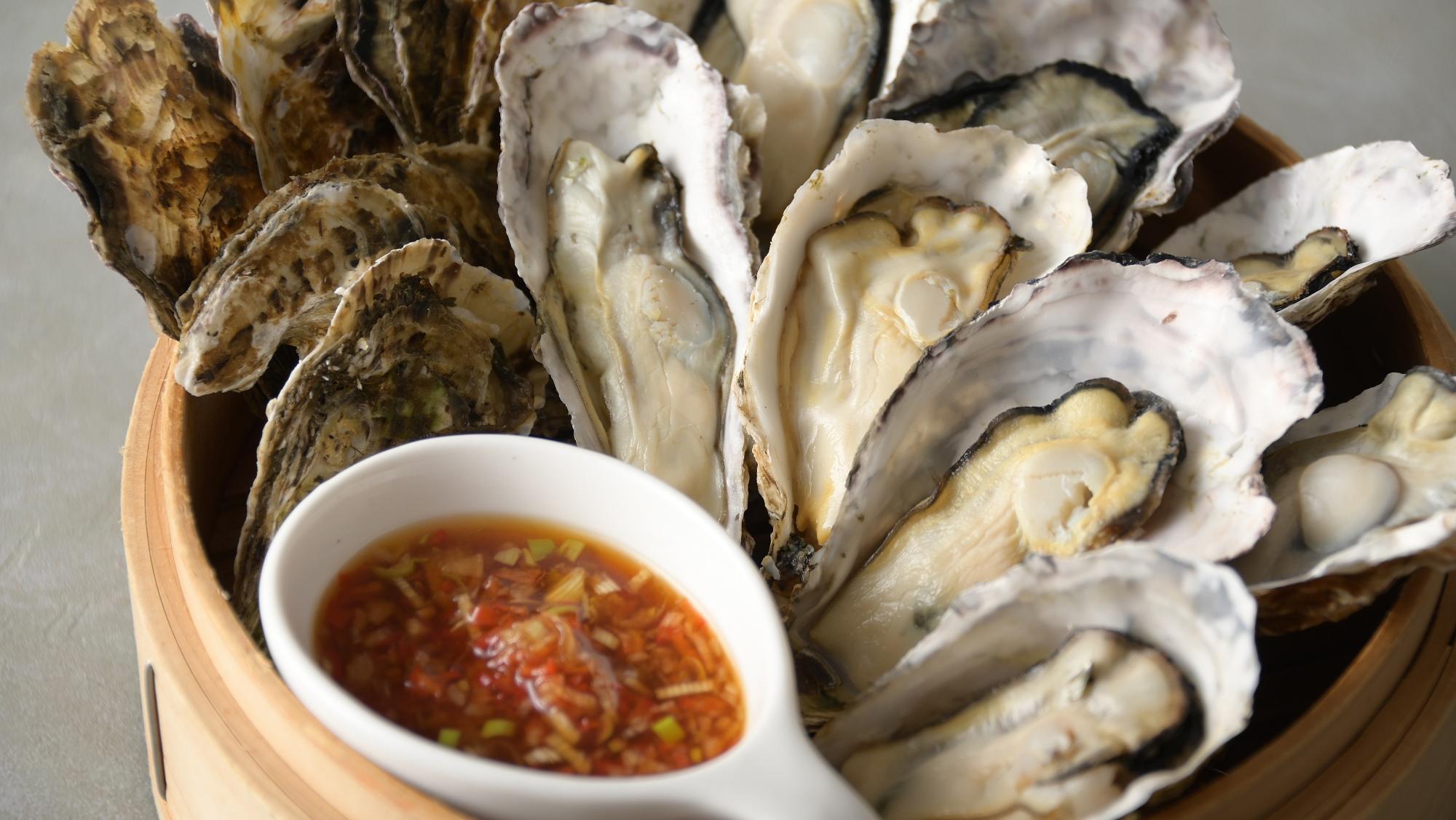 “広島県産牡蠣”“瀬戸内真鯛”など、地産食材を取り入れたメニューをお楽しみいただけます。　※イメージ