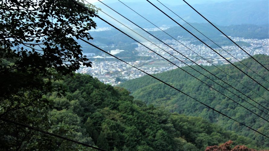 ケーブルカーの車窓から、洛北の自然が間近にご覧いただけます。