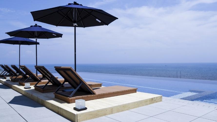 水平線と一体感を味わえるインフィニティプール